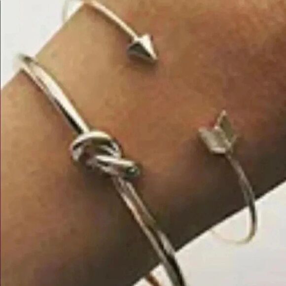SALE* Gold Double layer arrow and knot bracelets - Picture 5 of 5